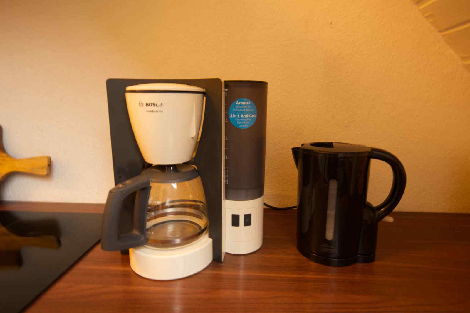 Kueche Kaffeemaschine und Wasserkocher