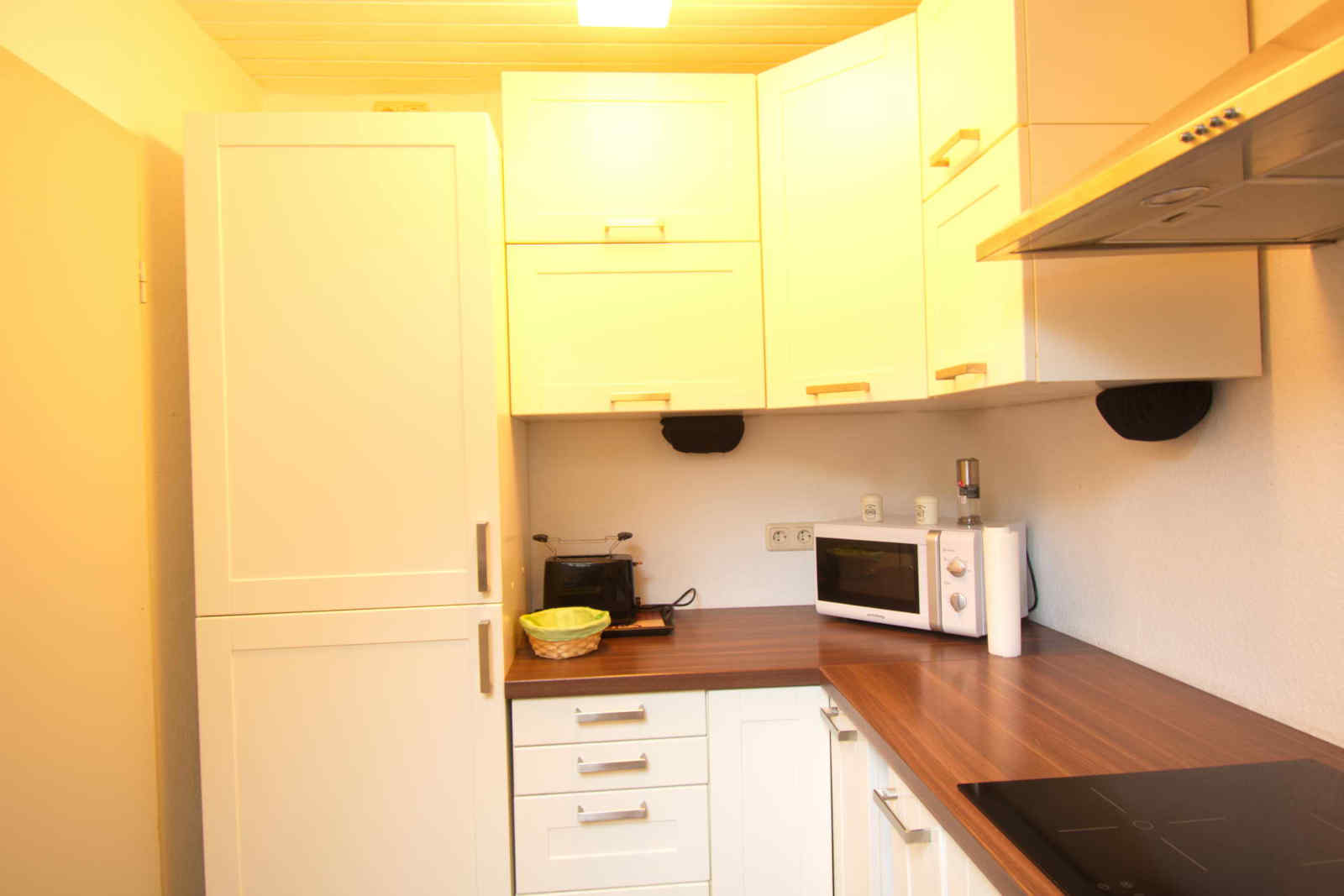 Kueche mit Schraenken