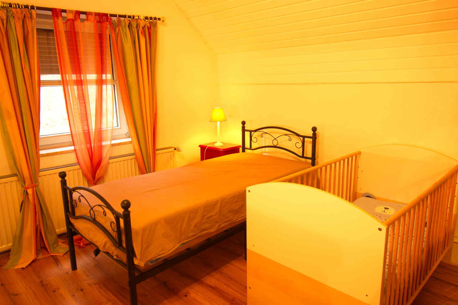 Schlafzimmer Kinderbett und Gaestebett